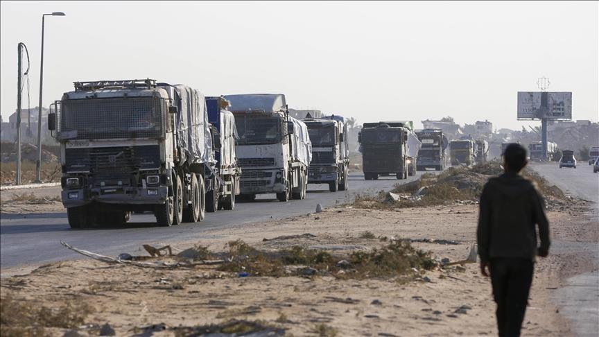 مدير الإعلام الحكومي يؤكد أن 200 شاحنة يومياً من أصل 600 متفق عليها تدخل القطاع، محذراً من استمرار سياسة التجويع المتعمّد