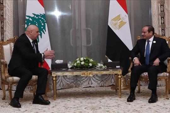السيسي يبحث مع الرئيس اللبناني تطورات المفاوضات مع إسرائيل ويؤكد دعم استقرار لبنان