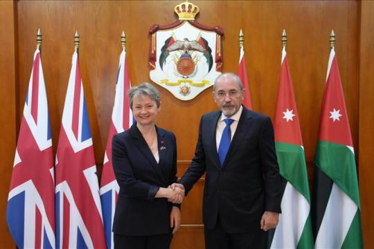 الصفدي ونظيرته البريطانية يبحثان تثبيت وقف إطلاق النار في غزة وتعزيز التعاون الثنائي