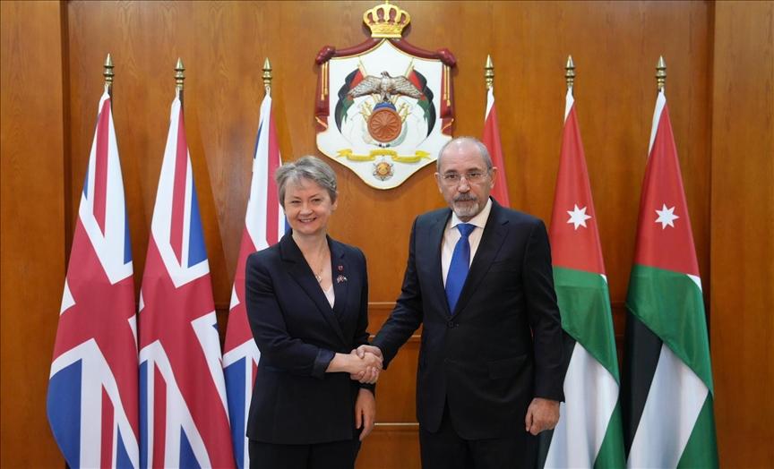 وزيرا خارجية الأردن وبريطانيا يؤكدان ضرورة دعم حل الدولتين وإدخال المساعدات الإنسانية إلى القطاع دون عوائق