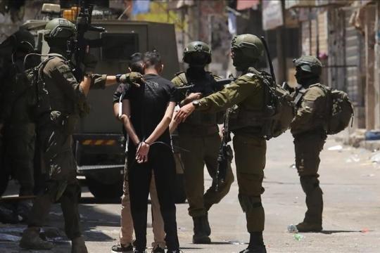 الاحتلال يعتقل طفلًا ويحتجز شبانًا خلال اقتحامات شمال ووسط الضفة الغربية