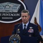 رئيس الأركان الأمريكي يجري جولة استطلاعية فوق غزة في زيارة رسمية لتل أبيب