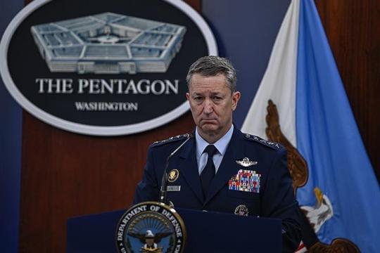 رئيس الأركان الأمريكي يجري جولة استطلاعية فوق غزة في زيارة رسمية لتل أبيب