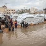 أمطار غزيرة تغرق خيام النازحين في مواصي خان يونس وتفاقم معاناتهم