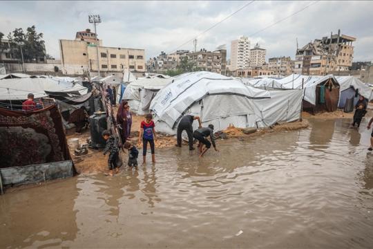 أمطار غزيرة تغرق خيام النازحين في مواصي خان يونس وتفاقم معاناتهم