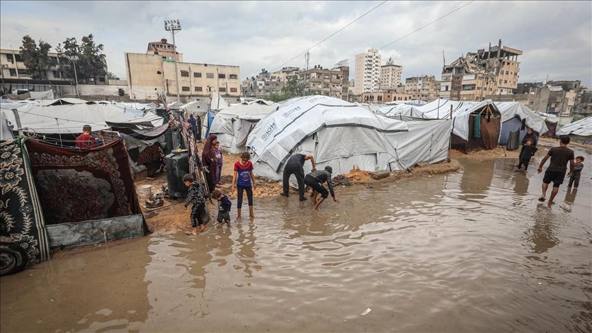 الدفاع المدني يحذر من أوضاع كارثية مع دخول الشتاء وملايين الفلسطينيين يعيشون في خيام تالفة بلا مقومات حياة