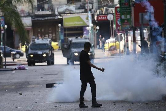 اختناق رضيع فلسطيني إثر قنابل الغاز خلال اقتحام إسرائيلي لقرية مادما جنوب نابلس