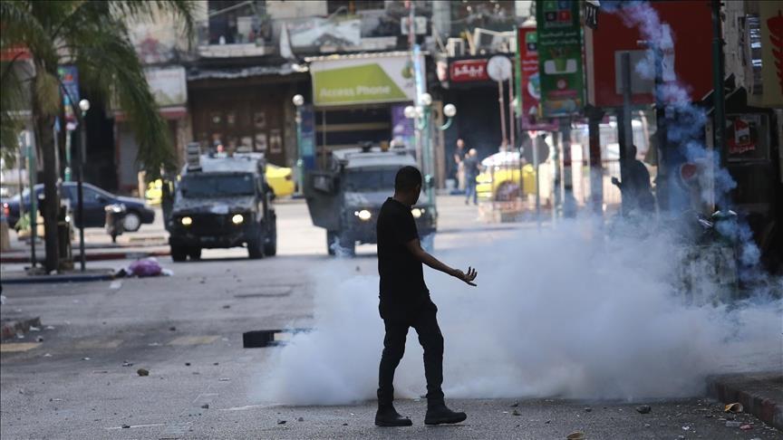 قوات الاحتلال تطلق قنابل الغاز قرب المنازل والهلال الأحمر ينقل الطفل إلى المستشفى