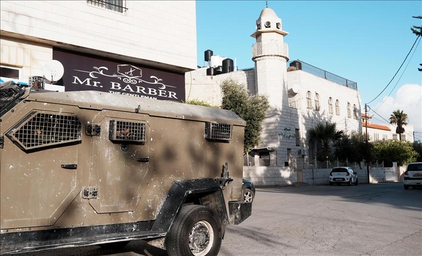 الجيش يدقق في هويات المصلين ويمنع مسناً من دخول المسجد وسط استمرار التصعيد في الضفة الغربية