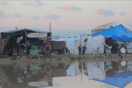 الدفاع المدني بغزة يحذر من برد قاتل يهدد حياة الأطفال في مناطق النزوح