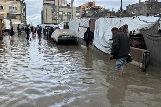 منخفض جوي يدمّر 22 ألف خيمة نازحين في غزة ويترك 288 ألف أسرة بلا مأوى فعلي