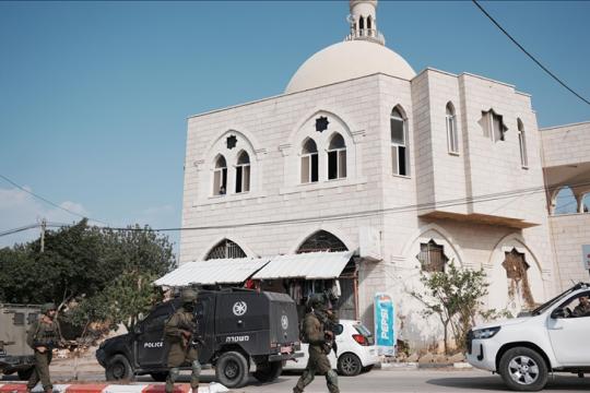 نادي الأسير: الجيش الإسرائيلي يعتقل مئات الفلسطينيين أسبوعياً ويشن عمليات تنكيل ميدانية