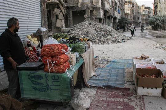 آلاف العائلات تعود إلى مخيم اليرموك لإحياء ما دمرته الحرب بعد سقوط نظام الأسد