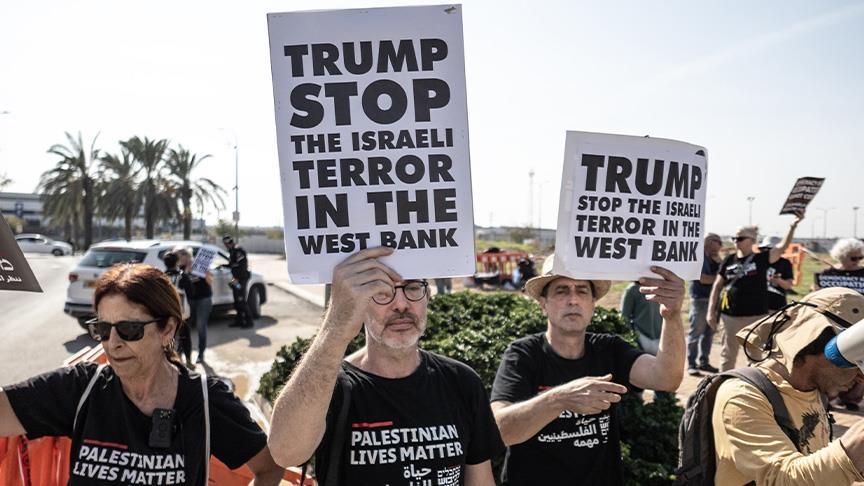 المتظاهرون رفعوا لافتات منددة بالاستيطان وتوسع البناء الاستيطاني الإسرائيلي خلال حرب غزة