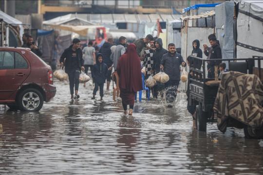 مأساة متفاقمة في غزة: الأمطار تغرق خيام 1.5 مليون نازح وسط نقص حاد في الإيواء
