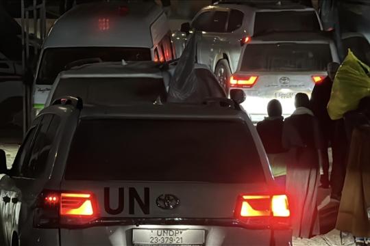 الهلال الأحمر الفلسطيني يُجلّي 7 مرضى و14 مرافقًا من غزة عبر معبر رفح