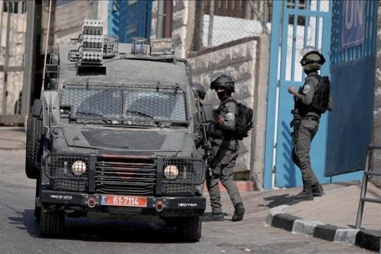 جيش الاحتلال يداهم منزل عائلة الشهيد حلايقة ويصعّد اقتحاماته بالضفة الغربية