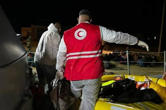 مصرع 4 مهاجرين جراء انقلاب قاربين قبالة سواحل مدينة الخمس في ليبيا