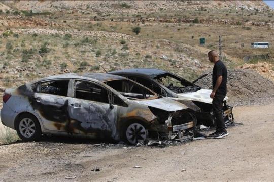 مستوطنون يحرقون 3 مركبات في كفر قدوم شمالي الضفة الغربية