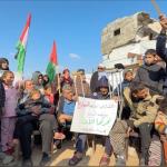 وقفة شعبية في مخيم الشاطئ تطالب بإدخال الكرفانات وتسريع إعادة إعمار غزة