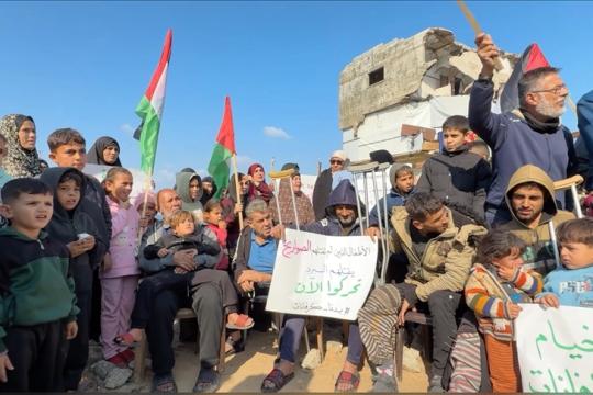 وقفة شعبية في مخيم الشاطئ تطالب بإدخال الكرفانات وتسريع إعادة إعمار غزة