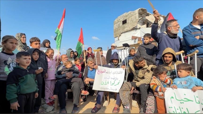 نازحون يرفضون استمرار العيش في الخيام مع تفاقم معاناة الشتاء وسقوط ضحايا بسبب البرد