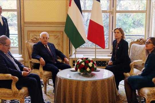 عباس يلتقي رئيسة البرلمان الفرنسي ويدعو لوقف كل ما يقوض حل الدولتين