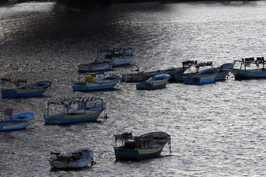 شاب فلسطيني يعيد بناء مراكب الصيادين المدمرة في غزة "من تحت الصفر"