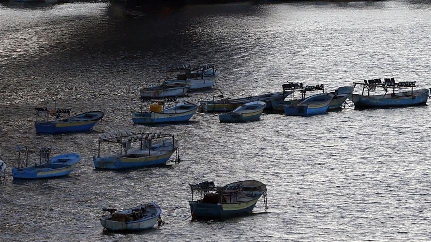 عطية مقداد يصنع المجاديف ويصلح القوارب رغم ندرة المواد والدمار الناتج عن الحرب الإسرائيلية