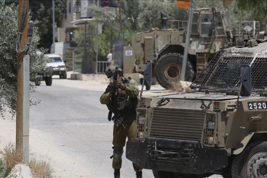 إصابة طفل فلسطيني خلال مواجهات مع الجيش الإسرائيلي في مخيم الجلزون