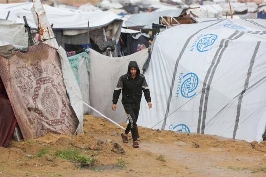 الدفاع المدني يتلقى أكثر من ألف مناشدة منذ صباح الأربعاء .. وسط أزمة خانقة للنازحين