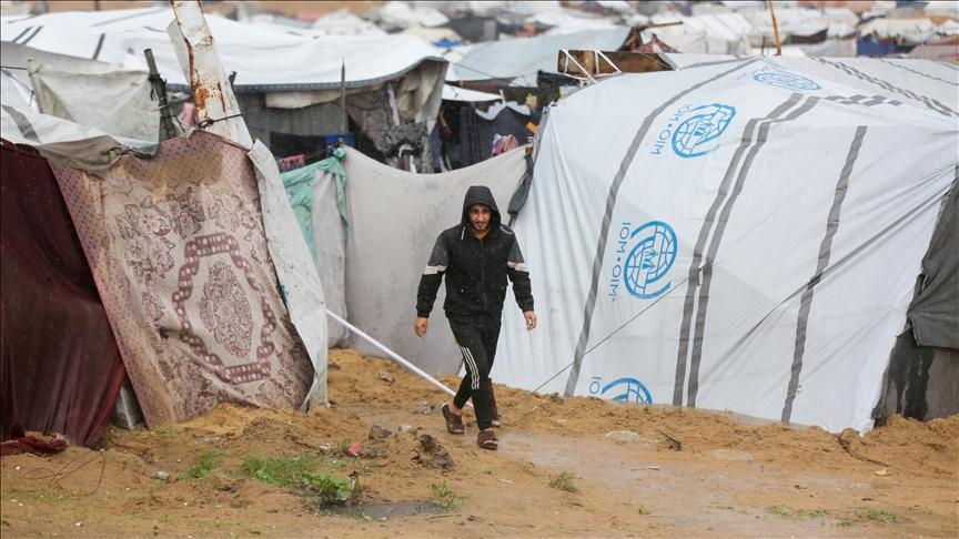 آلاف خيام النازحين في غزة تغرق جراء الأمطار الغزيرة والمنخفض الجوي
