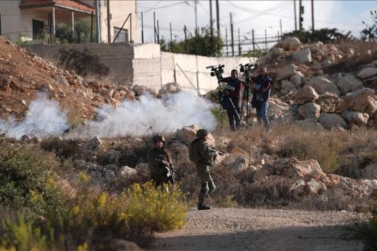 إصابات اختناق واشتباكات خلال اقتحامات إسرائيلية متفرقة في الضفة الغربية