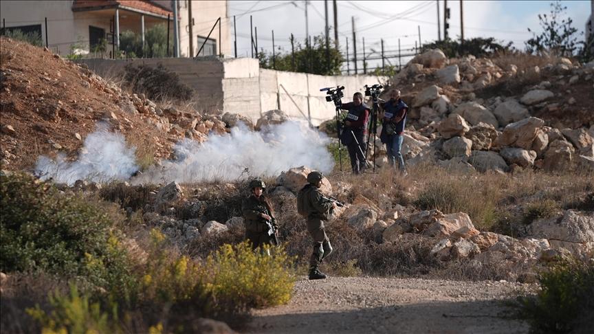 الجيش الإسرائيلي ينفذ عمليات واسعة بالرصاص والغاز في نابلس والخليل وطوباس والبيرة
