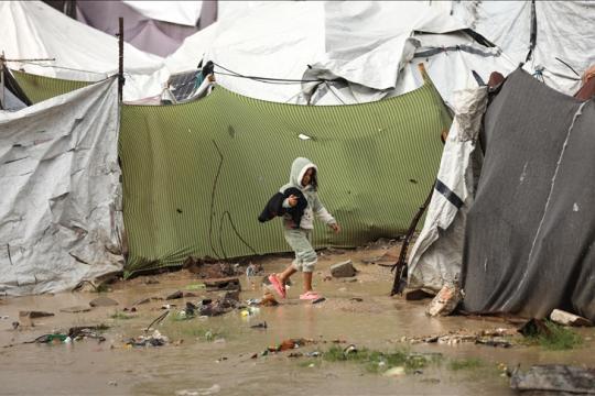 أونروا تحذر: العاصفة "بايرون" تزيد معاناة النازحين في غزة