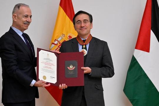 فلسطين تكرّم وزير خارجية إسبانيا بوسام الدولة تقديراً لمواقفه الداعمة