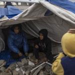 وفاة طفلة وإصابة نازحين جراء انهيار جدار على خيمة جنوب قطاع غزة