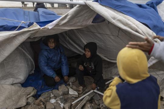 وفاة طفلة وإصابة نازحين جراء انهيار جدار على خيمة جنوب قطاع غزة