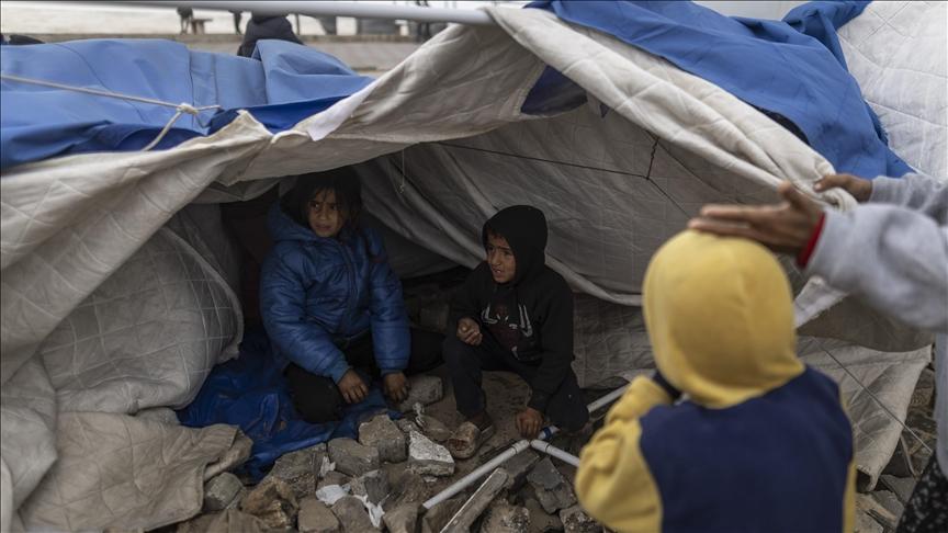 الجدار المتضرر من قصف إسرائيلي سابق انهار بفعل الأحوال الجوية في منطقة المواصي برفح