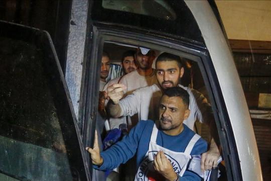 غزة: إسرائيل تفرج عن 10 أسرى فلسطينيين بعد أشهر من الاعتقال