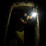 الجيش الإسرائيلي يضخ خرسانة ويزرع متفجرات في نفق رفح وسط خلافات حول مرور 200 عنصر من حماس