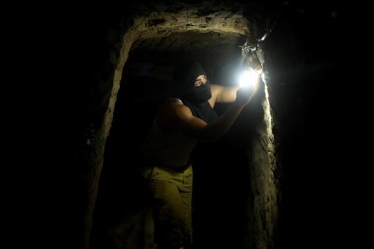 الجيش الإسرائيلي يضخ خرسانة ويزرع متفجرات في نفق رفح وسط خلافات حول مرور 200 عنصر من حماس