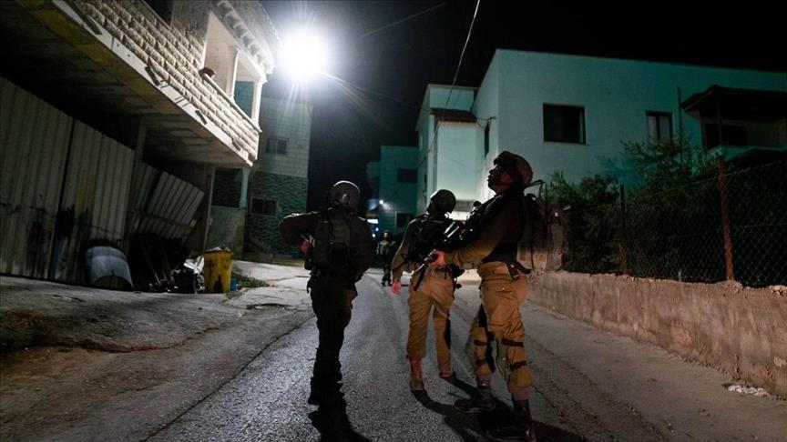 الهلال الأحمر: إصابة الطفل (14 عامًا) في الرأس ونقله إلى المستشفى.. والجيش ينفذ حملة تفتيش واسعة ترافقها عمليات تنكيل واعتقالات