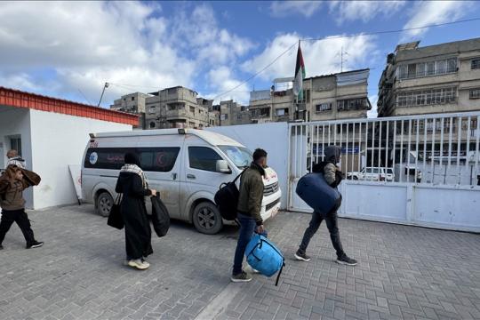 الهلال الأحمر: إجلاء 15 مريضًا من غزة عبر رفح وسط قيود إسرائيلية مشددة