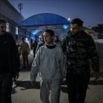 الاحتلال يفرج عن 5 أسرى فلسطينيين ويصلون إلى مستشفى شهداء الأقصى بغزة