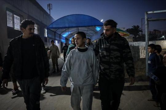 الاحتلال يفرج عن 5 أسرى فلسطينيين ويصلون إلى مستشفى شهداء الأقصى بغزة