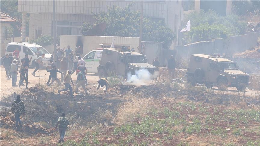 الهجوم أسفر عن إصابة مسن واندلاع مواجهات أعقبها اقتحام للقرية من قبل الجيش الإسرائيلي