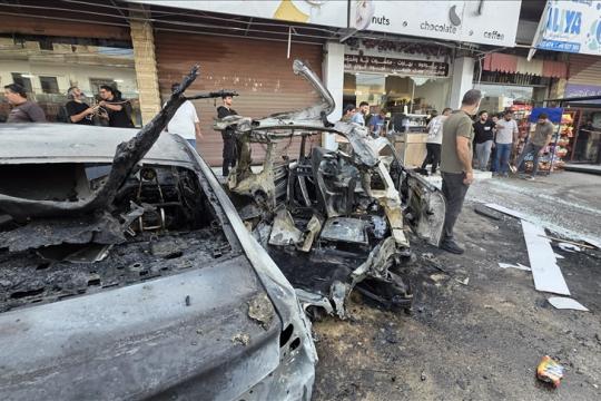 إصابة 7 أشخاص في قصف إسرائيلي لمركبة بمدينة بنت جبيل جنوب لبنان