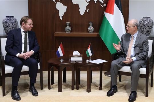 مصطفى يلتقي وزير الخارجية الهولندي لمناقشة تمكين السلطة في غزة