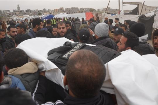 تشييع مهيب لثلاثة صحفيين فلسطينيين استشهدوا بقصف إسرائيلي وسط قطاع غزة